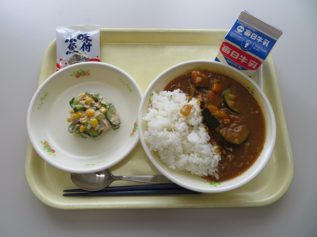 ごはん、牛乳、チキンカレー、ツナとコーンのサラダ、こざかな(小・中学校のみ)