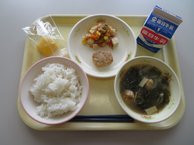 ごはん、牛乳、あじナゲット(小・中学校のみ)、野菜チャンプルー、もずくスープ、沖縄パイン(小・中学校のみ)