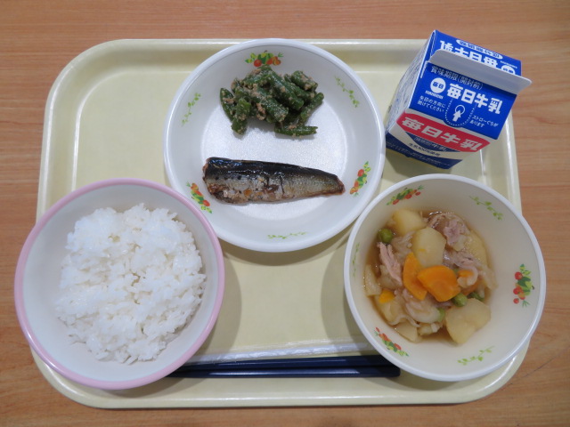 ごはん、牛乳、いわしの梅煮(小・中学校のみ）、 いんげんのごま和え、豚じゃが