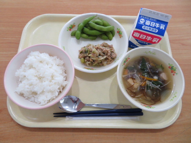 ごはん、牛乳、餃子丼の具、枝豆、もずくスープ