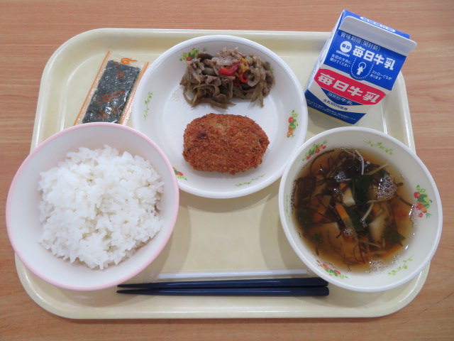 ごはん、牛乳、奈良の黒豆コロッケ（小・中学校のみ）、 夏野菜きんぴら、もずくのすまし汁、味付のり（小・中学校のみ）