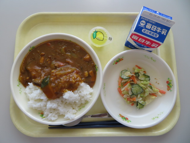 ごはん、牛乳、夏野菜カレー、ごまねーずサラダ、プチゼリー(レモン)