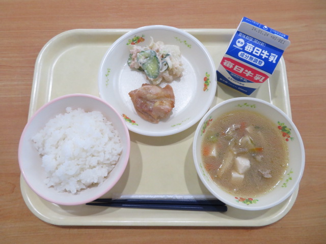 ごはん、牛乳、鶏肉の照り焼き、ポテトサラダ、豚汁