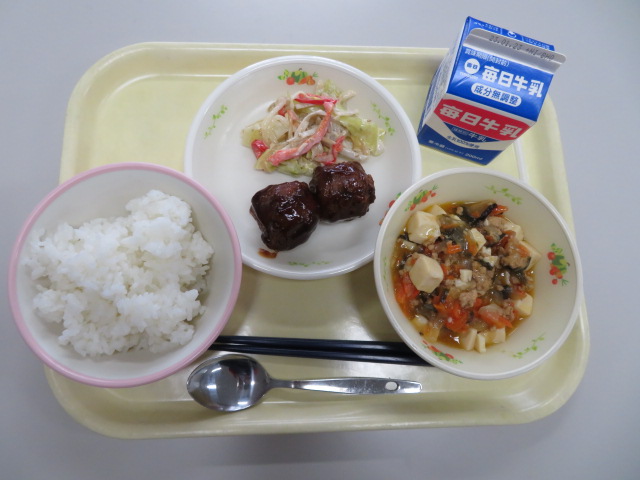 米飯、牛乳、肉だんごの甘酢あん、中華マヨサラダ、麻婆豆腐