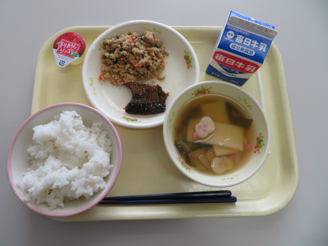 米飯、牛乳、にしん照り煮、卯の花の炒り煮、はくたく、プチゼリー(りんご)