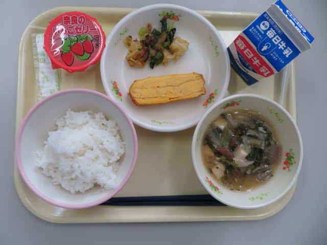 米飯、牛乳、奈良のだしまき卵、大和まなと葛城なすびのかつおあえ、しおこうじ汁、奈良のいちごゼリー