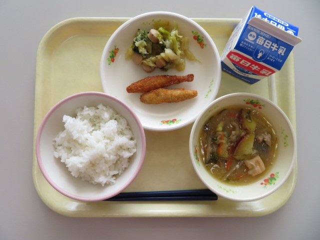 米飯、牛乳、わかさぎフライ、チンゲン菜のソテー、ぶた汁