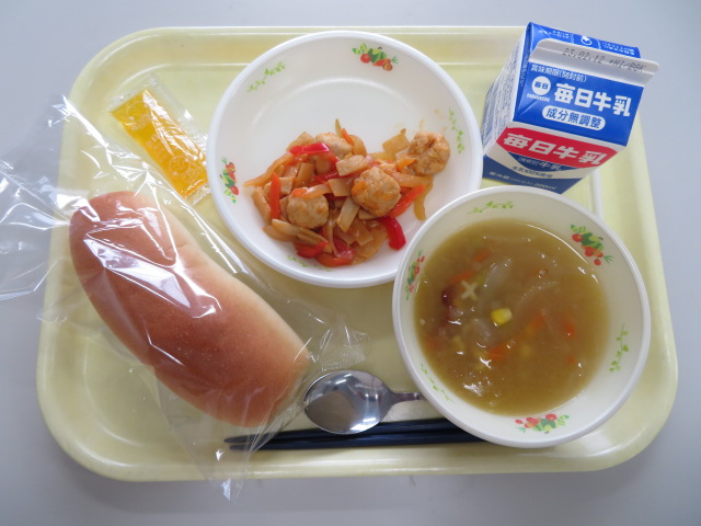 げんりょうコッペパン(幼稚園・小学校のみ)、牛乳、肉団子の甘酢炒め、オニオンスープ、みかんジャム(幼稚園・小学校のみ)