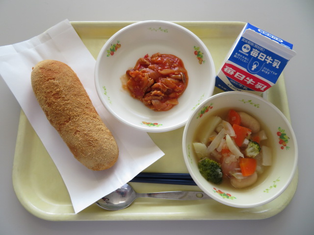 きなこあげパン(幼稚園・小学校のみ)、牛乳、鶏肉のトマト煮、冬野菜のポトフ