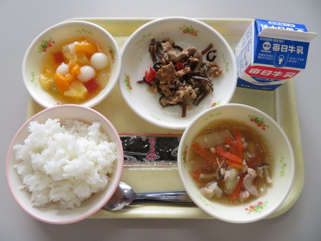 ごはん、牛乳、ビビンバ、春雨スープ、フルーツ白玉、韓国海苔(小・中学校のみ)