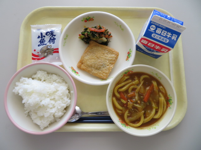 ごはん、牛乳、しのだ煮、白菜のおかか和え、カレーうどん、こざかな（小・中学校のみ）