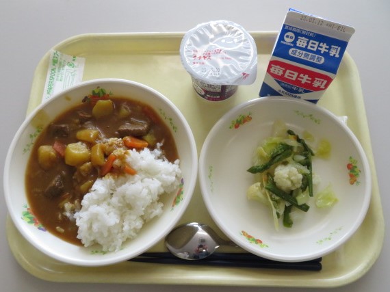 米飯、牛乳、ごちそうビーフカレー、アスパラサラダ、ヨーグルト(小・中学校のみ)