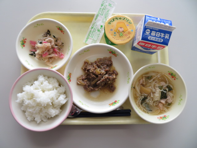 米飯、牛乳、牛どん、にゅうめん、片平あかねとじゃこサラダ、かぼちゃプリン(小・中学校のみ)