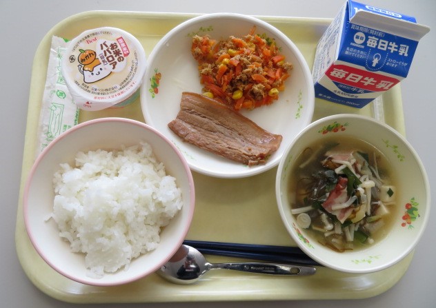 米飯、牛乳、豚の甘煮、にんじんしりしり、もずくスープ、お米のババロア(小・中学校のみ)