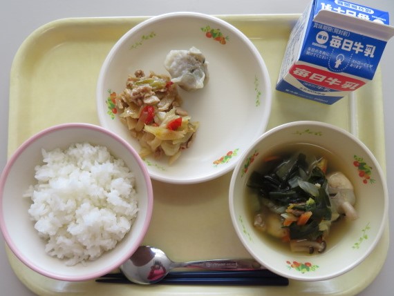米飯、牛乳、奈良の小松菜いりしゅうまい、ホイコーロー、鶏団子いりスープ