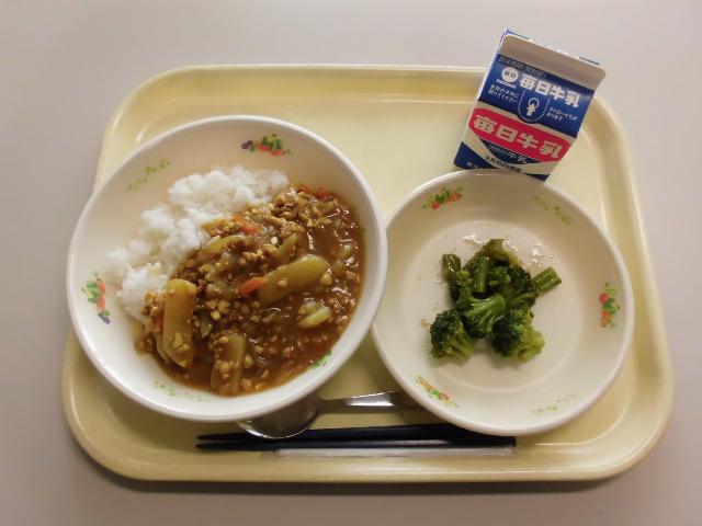 ごはん、牛乳、キーマカレー、アスパラサラダ