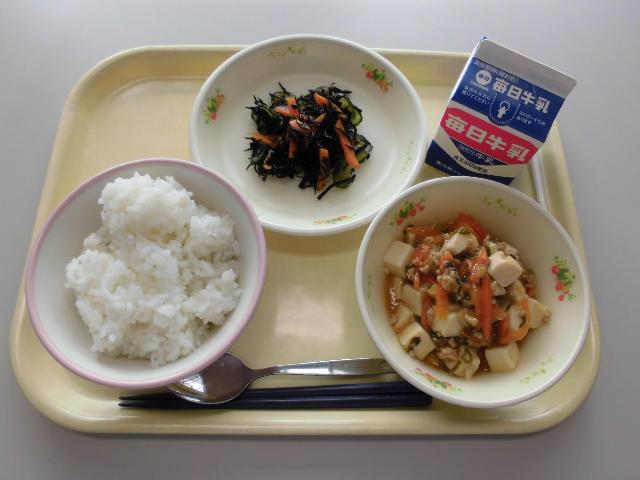 ごはん、牛乳、麻婆豆腐、ひじきの酢のもの