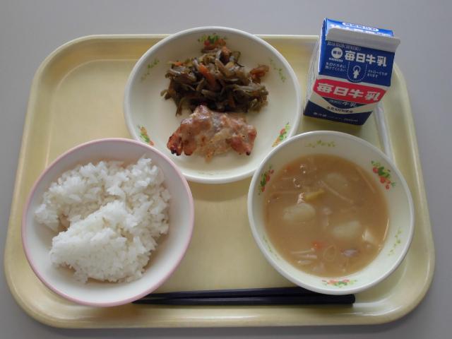 ごはん、牛乳、鶏の塩こうじ焼き、きんぴらごぼう、すいとん入りみそ汁