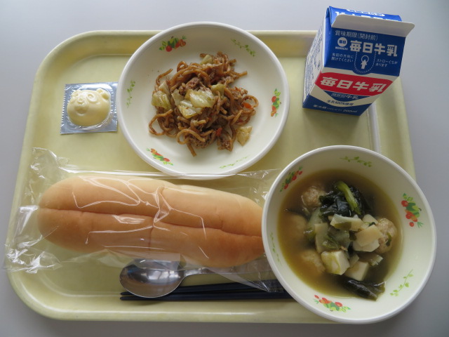 背割りパン、牛乳、焼きそば、中華スープ、かたぬきチーズ