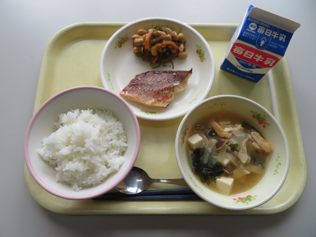 ごはん、牛乳、メバルのてりやき、五目大豆煮、しめじのみそ汁