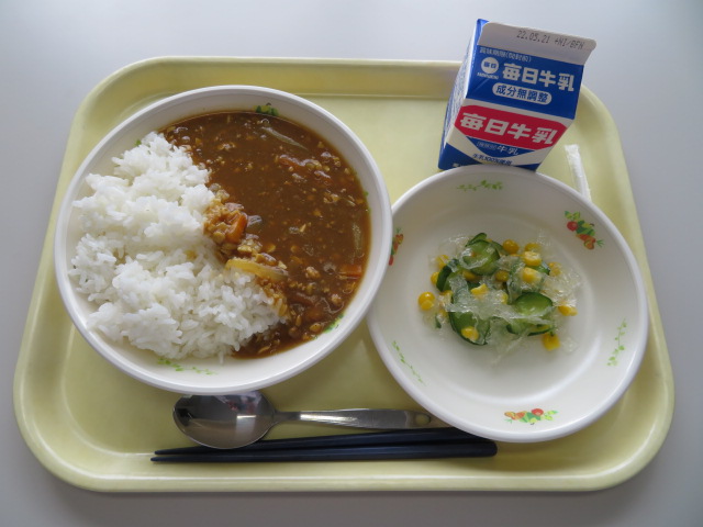 ごはん、牛乳、寒天サラダ、キーマカレー