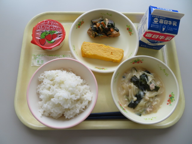 ごはん、牛乳、ならのたまごやき、吉野煮、とうにゅうめん、奈良のいちごゼリー