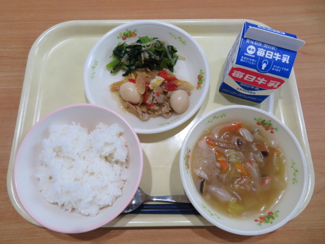 ごはん、牛乳、ルーロー飯の具、小松菜のナムル、春雨スープ