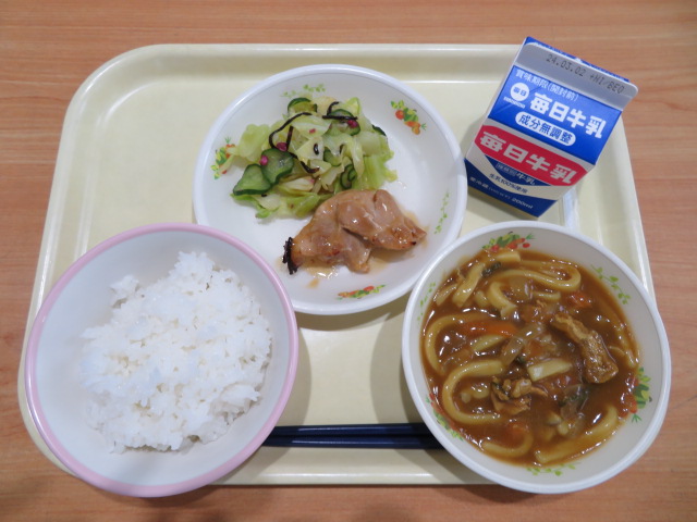 ごはん、牛乳、鶏肉の照り焼き、うめこんぶ和え、カレーうどん