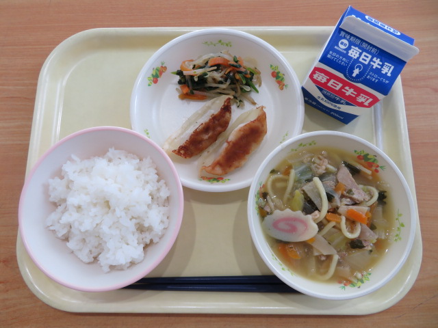 ごはん、牛乳、焼きぎょうざ、ナムル、五目ラーメン