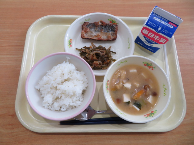 ごはん、牛乳、さわらの