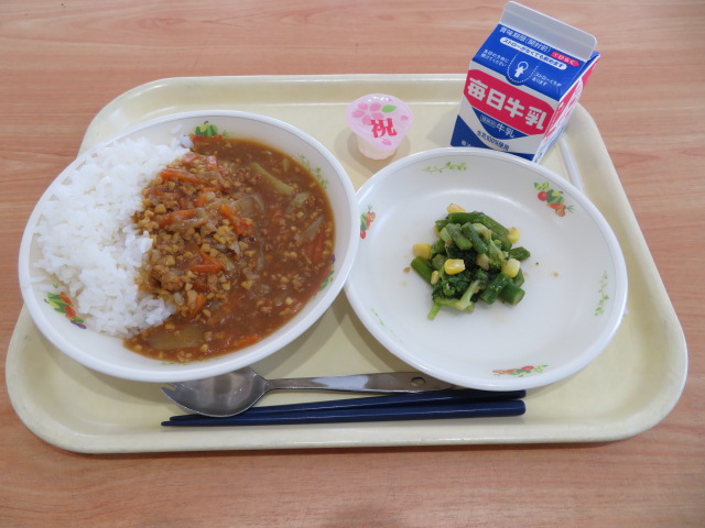 ごはん、牛乳、キーマカレー、アスパラサラダ、プチさくらゼリー