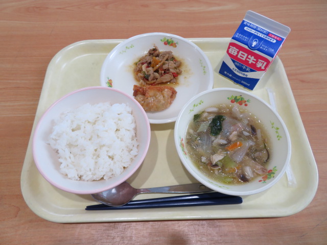 ごはん、牛乳、さばカレーぎょうざ、カラフルチンジャオロース、春雨スープ