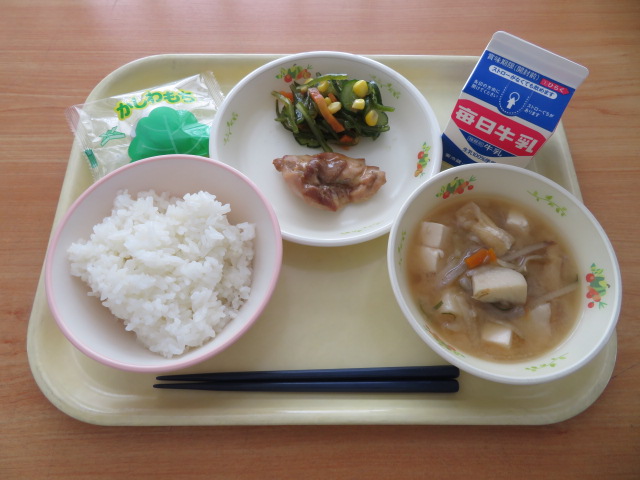 ごはん、牛乳、梅てりやきチキン、茎わかめのさっぱりサラダ、みそけんちん汁、かしわもち