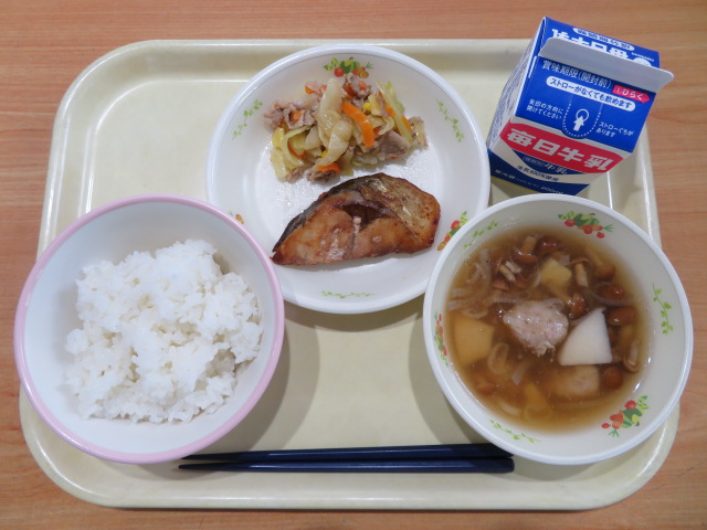 ごはん、牛乳、あじのピリから漬け、かつらぎ塩こうじソテー、いものこ汁