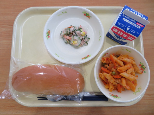 コッペパン、牛乳、ツナとコーンのサラダ、ペンネミートソース