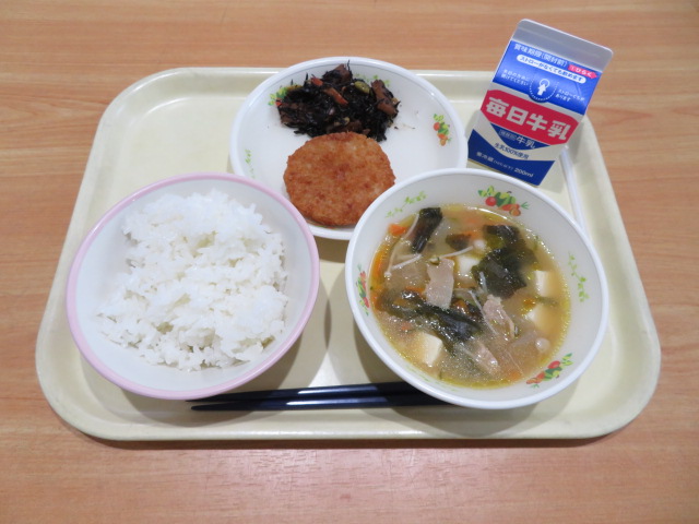 ごはん、牛乳、ならの里芋コロッケ、ひじき炒り煮、具だくさんみそ汁