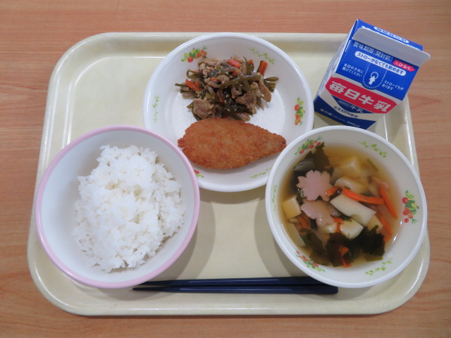ごはん、牛乳、かつおフライ、茎わかめの五目炒め、若竹汁