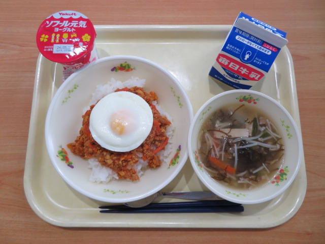 ごはん、牛乳、めだまやき、タコライス、もずくスープ、元気ヨーグルト