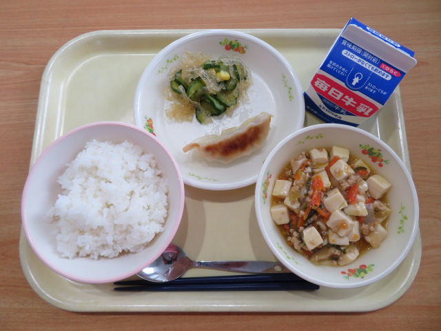 ごはん、牛乳、焼きぎょうざ、中華和え、麻婆豆腐