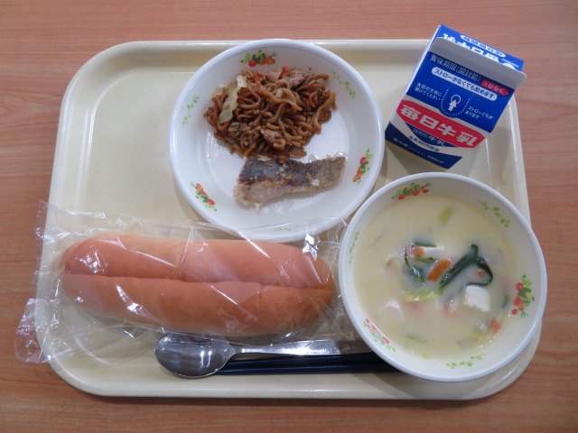 せわりパン、牛乳、鮭のとうきばパン粉焼き、焼きそば、豆乳スープ