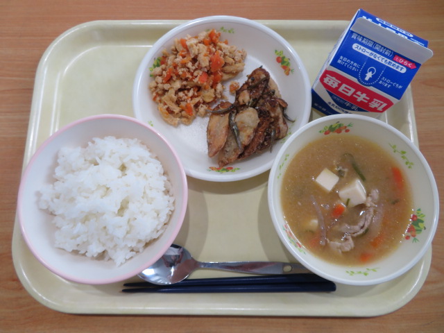 ごはん、牛乳、じゃことごぼうの揚げからめ、こぎつねごはんの具、豚汁