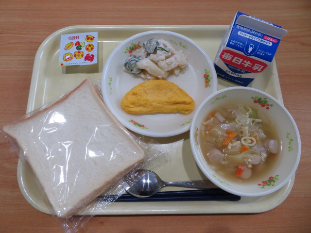 食パン、牛乳、プレーンオムレツ、ポテトサラダ、コンソメスープ、かたぬきチーズ