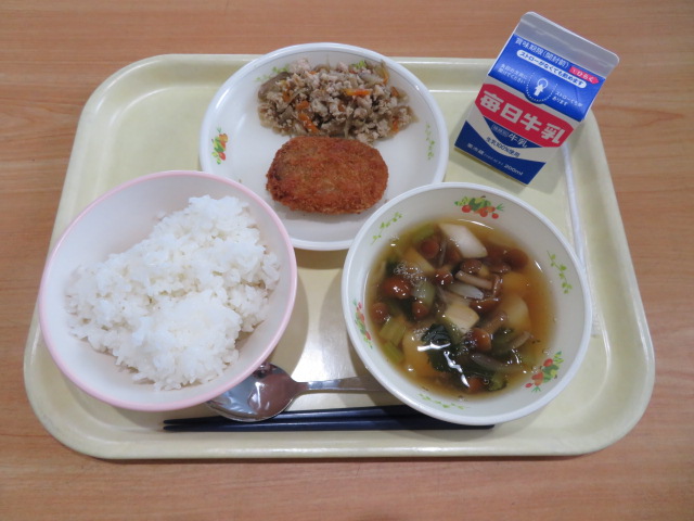 ごはん、牛乳、そぼろどんぶりの具、奈良の黒豆コロッケ、いものこ汁