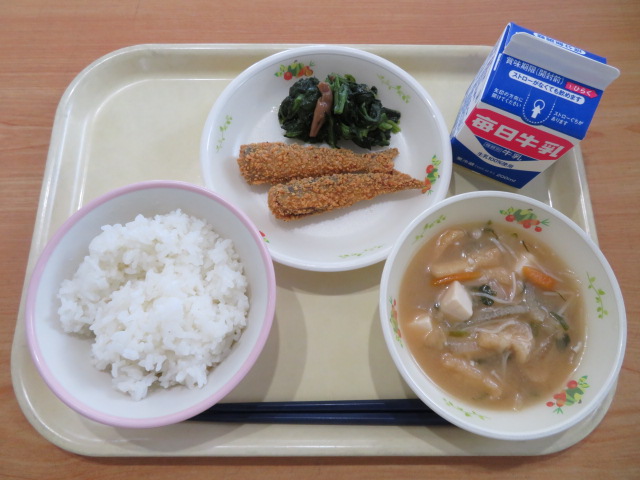 ごはん、牛乳、いわしのカリカリフライ、ほうれん草としめじの和え物、具だくさんみそ汁