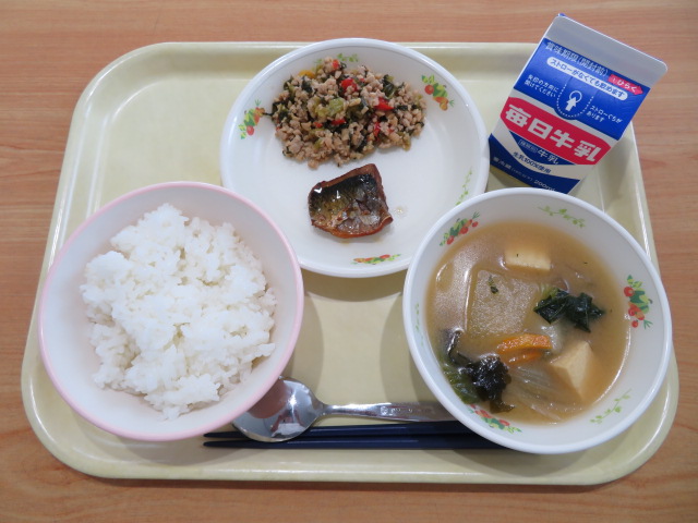 ごはん、牛乳、大和まなひき肉丼の具、にしんのかんろ煮、とうがんのみそ汁