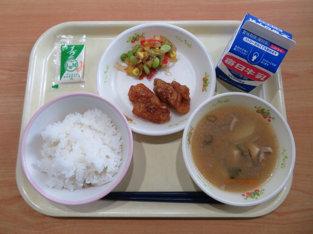 ごはん、牛乳、チキンなんばん、寒天サラダ、豚汁、タルタルソース小袋