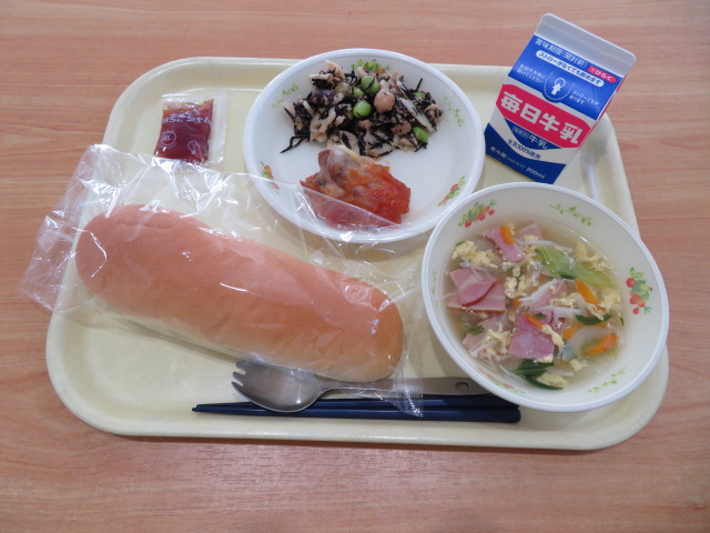 コッペパン、牛乳、鶏肉のバーベキューソース、れんこんとまめのごまドレ和え、たまごスープ、いちごジャム