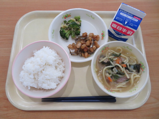 ごはん、牛乳、小魚フライビーンズ、ブロッコリーのおかか和え、五目ラーメン
