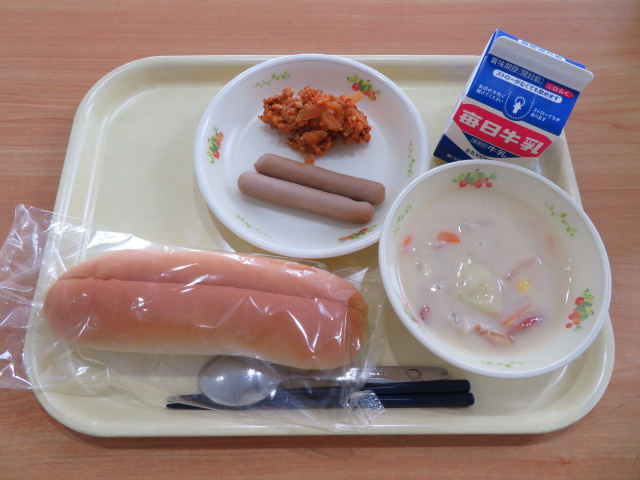 せわりパン、牛乳、ウインナー、スロッピージョー、さつまいものクリーム煮