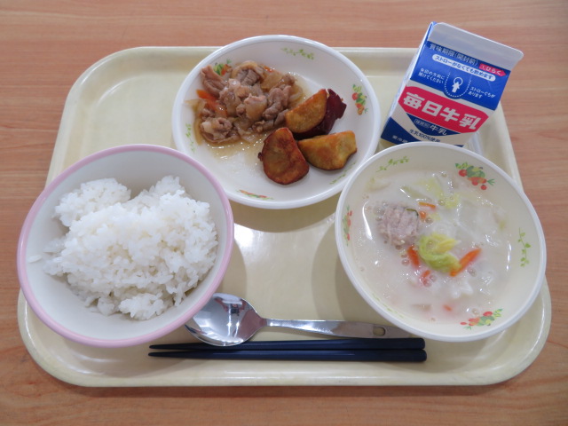 ごはん、牛乳、やきいも、ルーロー飯の具、豆乳スープ
